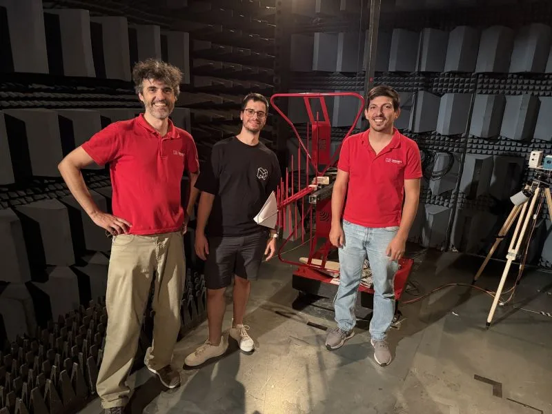 Equipa MAKE IT numa câmara anecóica durante um teste de pré-compliance EMC