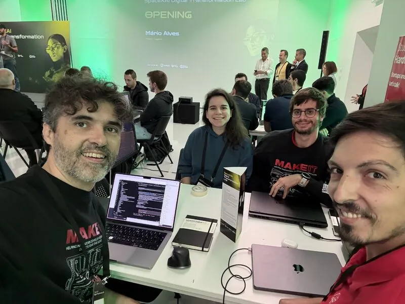 Equipa MAKE IT numa selfie na sala do hackathon, no Fórum Braga